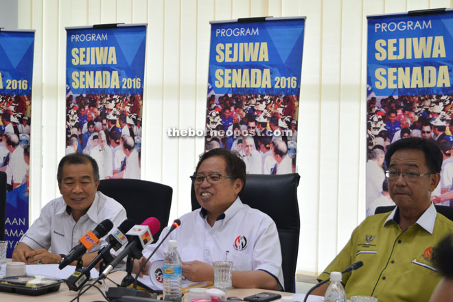 Abang Johari (centre) at the press conference. 