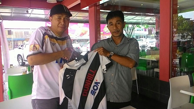 Event coordinator Batika Faizal Lariwoo (left) displaying a match kit which was previously worn by Razak Ismail.