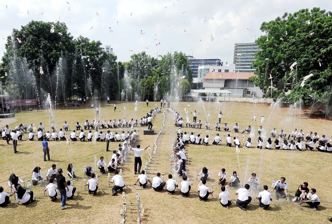 KUANTAN, 30 April -- REKODÉ Penuntut Akademi Latihan Penerbangan Malaysia (MATA) melancarkan 310 roket air sekaligus mencipta rekod pelancaran roket air terbanyak yang dimuatkan dalam Malaysia Book of Record 2016 di Padang Sekolah Menengah Methodist Perempuan hari ini. Mereka memecahkan rekod Sekolah Menengah Kebangsaan Agama Ahmadshah, Sabah, yang melancarkan 209 pada 15 Mac 2014. --fotoBERNAMA (2016) HAK CIPTA TERPELIHARA