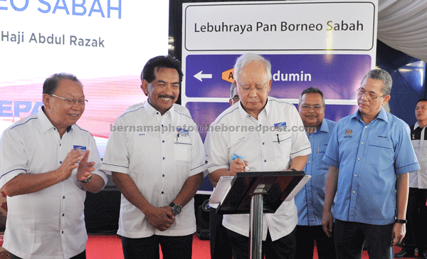 Najib signing the plaque to launch  Sabah Pan Borneo Highway in Kampung Andus, Papar. Also seen are Musa Aman (second left), Joseph Pairin Kitingan (left) and Fadillah (right). — Bernama photo