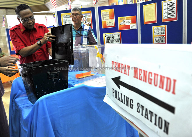 State Election Commission director Datuk Takun Sunggah looking at an old ballot box on display at the ‘Semarak Pilihan Raya’ exhibition. The five-day exhibition which ends this Friday is organised by the Sarawak branch of the National Archives Department at Bangunan Sultan Iskandar in Kuching. — Bernama photo