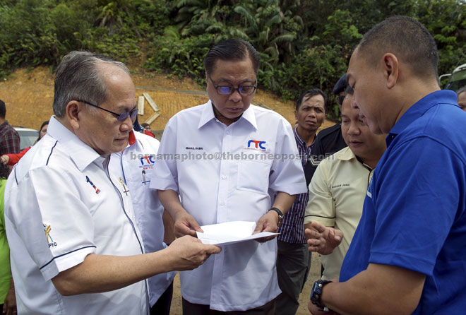 Ismail Sabri (centre) and Uggah (left) having a group discussion with others. — Bernama photo