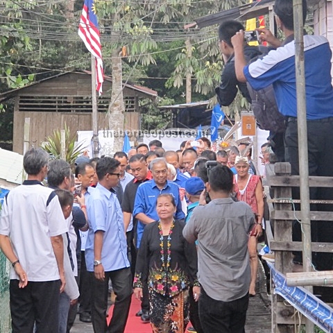 Adenan visiting Rumah Philip Kayak which is the longest longhouse in Sibu if not the whole of Sarawak.  The longhouse which is situated at Sungai Durin, 40 km from Sibu, has 91 doors.