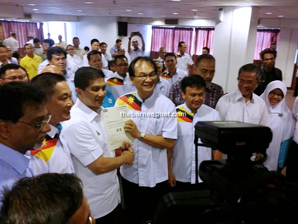Baru (fourth left) receiving the authorisation letter from PKR deputy president Datuk Seri Mohamed Azmin Ali