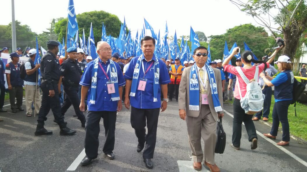 BN-PRS candidate for Samalaju Majang Renggi arrived at the nomination centre around 8.35am with his strong supporters dressed in blue.
