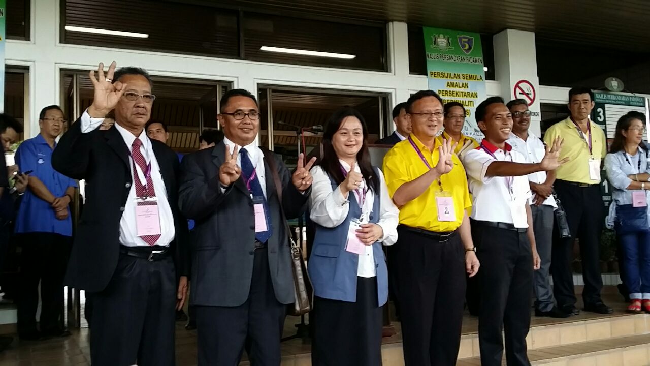 KUCHING: Five candidates will be going all out to woo voters in order to win new seat Batu Kitang come May 7. They are BN-SUPP candidate Lo Khere Chiang, PKR candidate Voon Shiak Ni, DAP candidate Abdul Aziz Isa and two Independent candidates Sulaiman Kadir and Dato Seri Othman Bojeng. This was announced by returning officer Elizabeth Lo at the nomination centre at Padawan Municipal Council around 11.40am. ends// Caption: (From left) Othman, Sulaiman, Voon, Lo and Aziz pose during a photo call after the announcement.
