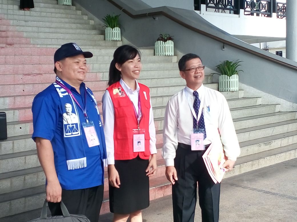3 candidates who turned up to file their nomination papers at Sarikei Civic Centre. From left : Dato Sri Huang Tiong Sii(BN), 47 proposef by Lau Hieng Ping & seconded by Lau Hieng Yueh; Yong Siew Wei (DAP), 30 proposed Wong Ling Biu (MP Sarikei) & seconded by Dr. Wong Hua Seh; Wong Chin King, 65 (independent) proposed by Hii King Seng, seconded by Lau Hien Chiu. Returning Officer, Lim Hock Meng ecpevted to officially announce their candidacy bery soon