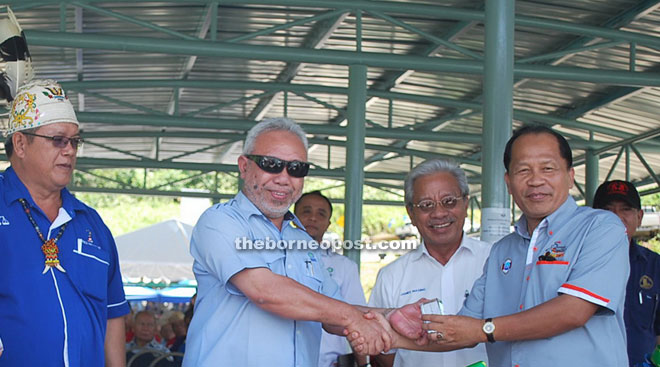 Zulkifle (second left) presents a memento to SRB controller William Jinep as Masing and Tony (left) look on.