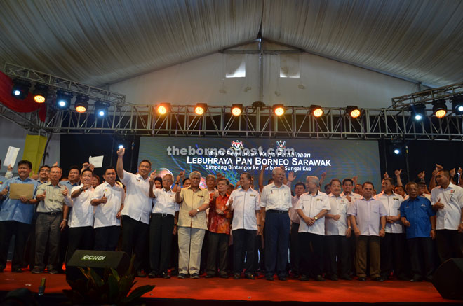 Najib in a group photo with the contractors involved in Package 4 of Pan Borneo Highway project.