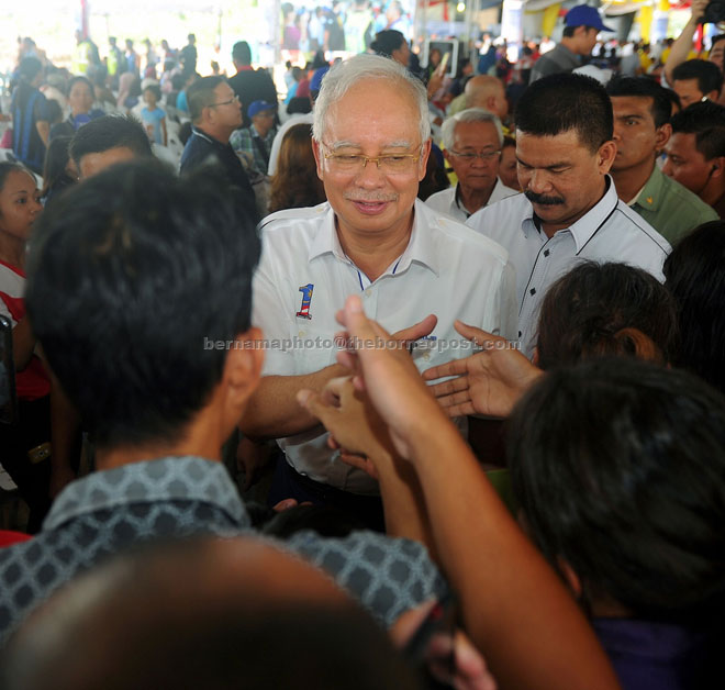 Najib getting a rousing welcome when he arrives to launch Package 4 of the Pan Borneo Highway project at the former Durin ferry site in Kong Yit Khim Road, Sibu, yesterday. — Bernama photo