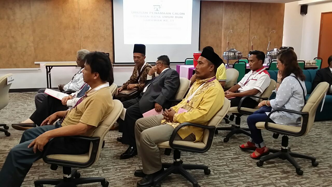 It's an unexpected five-cornered fight in new seat Batu Kitang when DAP candidate Abdul Aziz Isa and two other Independent candidates (names yet to be revealed) arrived at the nomination centre at Padawan Municipal Council today. Aziz (second right) and the duo are facing BN-SUPP candidate Lo Khere Chiang and PKR candidate Voon Shiak Ni.