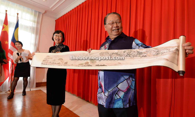 Chen presenting a painting by Chinese artist Li Bing, to Pairin (right) as souvenir.  