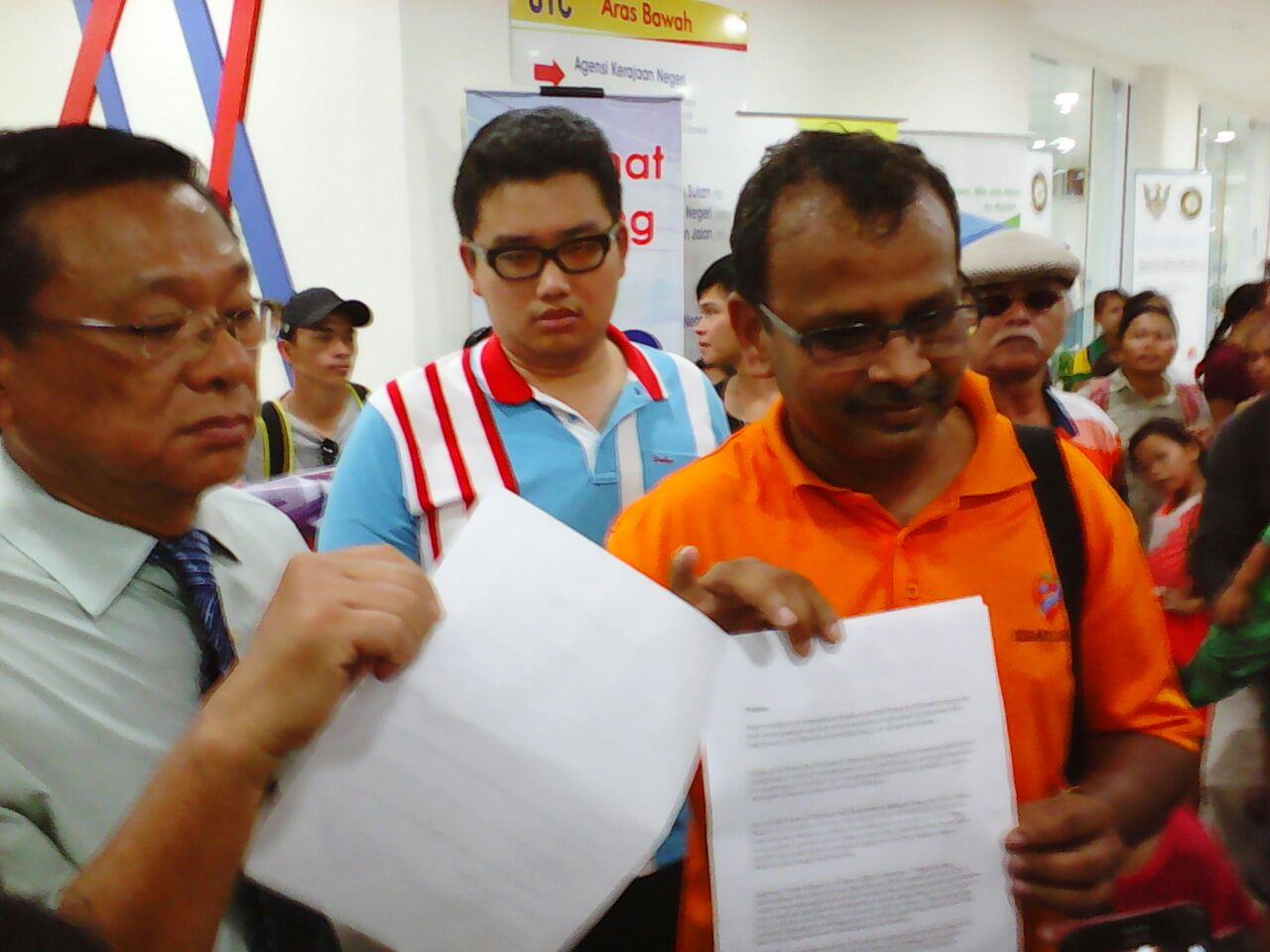 Miri MP Dr Michael Teo (left) and S. Manikavasagam holding the memorandum on the non-issuance of ICs to present to the JPN. 