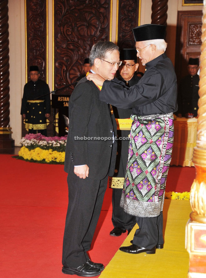 Taib confers Darjah Utama Yang Amat Mulia Bintang Kenyalang Sarawak Pegawai Bintang Kenyalang (PBK) on Dr John Chew Ming.
