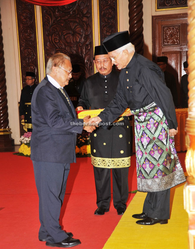 Taib presents the Darjah Yang Amat Mulia Bintang Sarawak Bentara Bintang Sarawak (BBS) to Lating Abun.