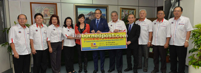 Goh (fifth from right) and Wong (fifth from left) inviting Masidi to the third Sabah FCAS International Dragon Boat Race 2016.