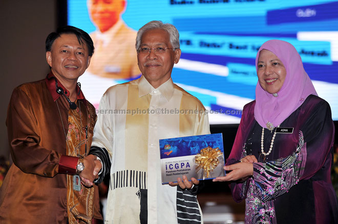 Idris (centre) with Higher Education Department director- general Prof Asma Ismail (right) and ICGPA coordinating committee chairman, Prof Madya Dr Jaafar Jantan at the launching of the Rubrik ICGPA book in Putrajaya. — Bernama photo 