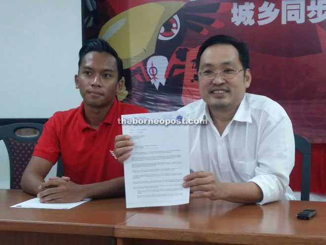 Chong showing a copy of the letter to the Chief Minister. On his right is his special assistant Abdul Aziz Isa. 