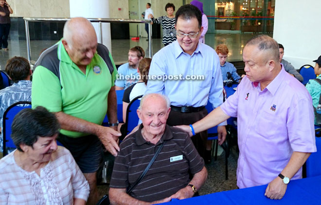 Chan (right) greets Len Snell — the oldest amongst Anzac veterans who fought in Sarawak during the Japanese Occupation in the 1940s. 