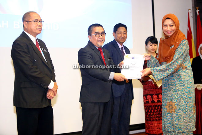 Abang Mat Ali (second left) presents the awards at the event in state Education Department headquarters near Jalan Diplomatik in Kuching. — Photo by Muhammad Rais Sanusi 