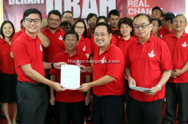 Chong (second right) presents the letter of authorisation to Wong. — Photo by Kong Jun Liung
