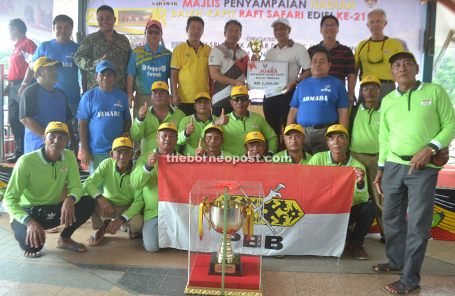 Pemuda PBB Sarawak team captain, John Lang, proudly receives the champion’s prize from Nyabong (fourth right). The team won the championship title in the Men’s Open category. Curtis is on the right (back row).