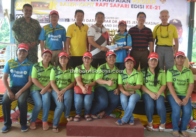 Captain of Sempulang Gana F3 team receives their prize from Nyabong (fourth right). Curtis is at right, back row.