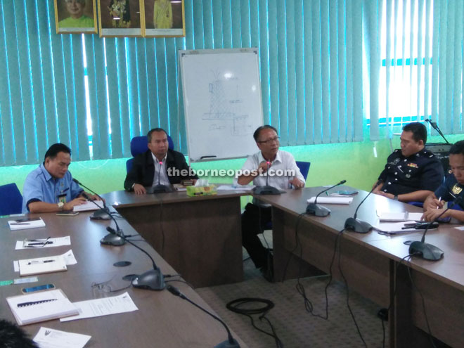 Elvis (second left) chairs the meeting on the dengue outbreak.