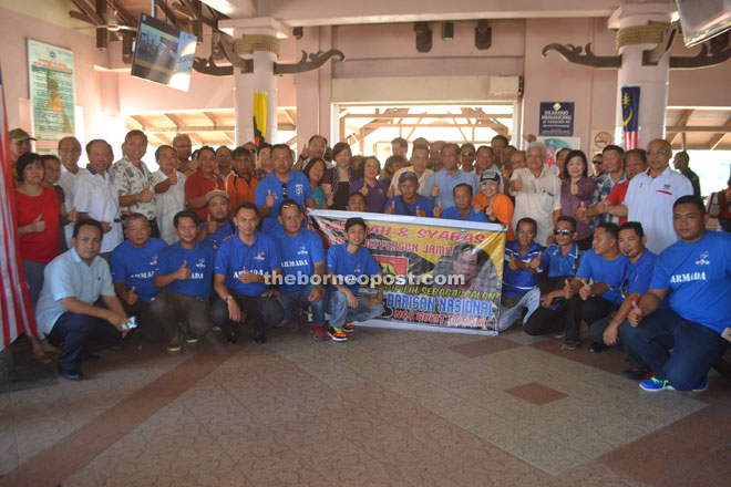 A huge crowd gathers at Kapit Terminal to welcome Jamit (centre) home while giving their thumbs-up. 