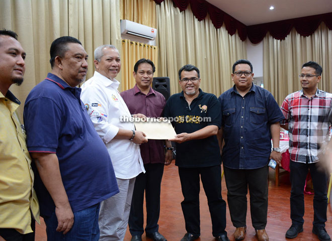 Annuar (third left) receiving from Hasbi application for the new GiatMara Limbang building in the presence of Dr Abdul Rahman (centre) and others. 