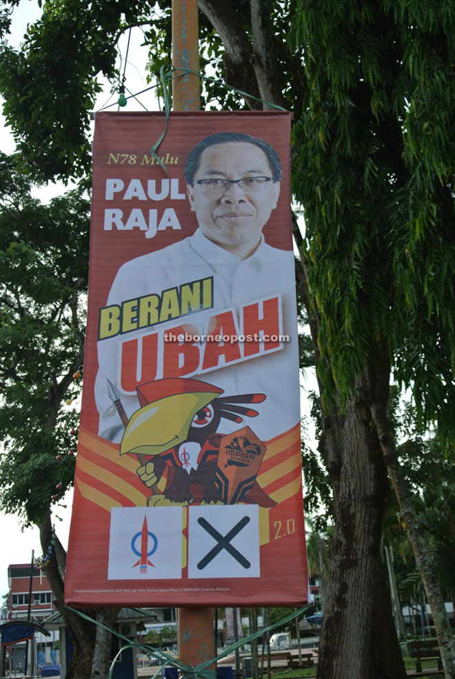 A fish tail banner of Paul Raja, DAP candidate for Mulu.