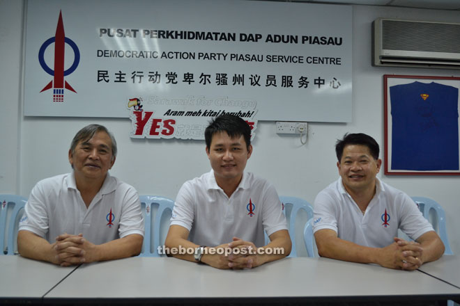 (From left) Dr Bob, Alan Ling and Dr Ting ready to win Pujut, Piasau and Senadin. 