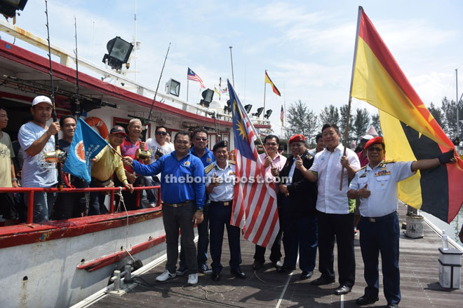 (From second right) Lai and Ahmad Puzi jointly flag off the participants, witnessed by others.