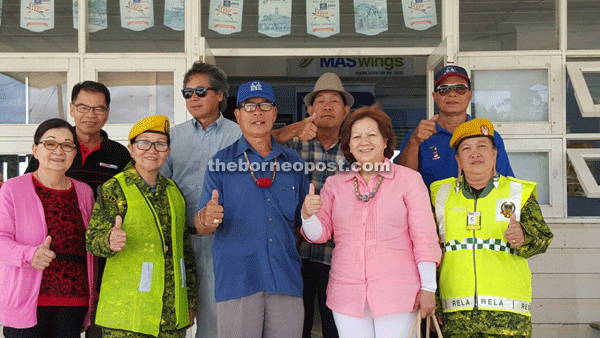 Kijan (second right) with Bario community leader Penghulu Robertson Bala (centre) member of the organising committee of CERT Bario Programme.