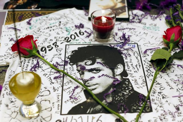 A makeshift memorial is seen as fans gather at Harlem's Apollo Theater to celebrate the life of deceased musician Prince in the Manhattan borough of New York, U.S., April 21, 2016.  REUTERS/Andrew Kelly