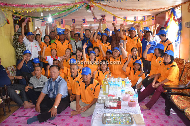 Wong together with longhouse folk from Sungai Sebedil chanting the ‘Hidup BN’ slogan.