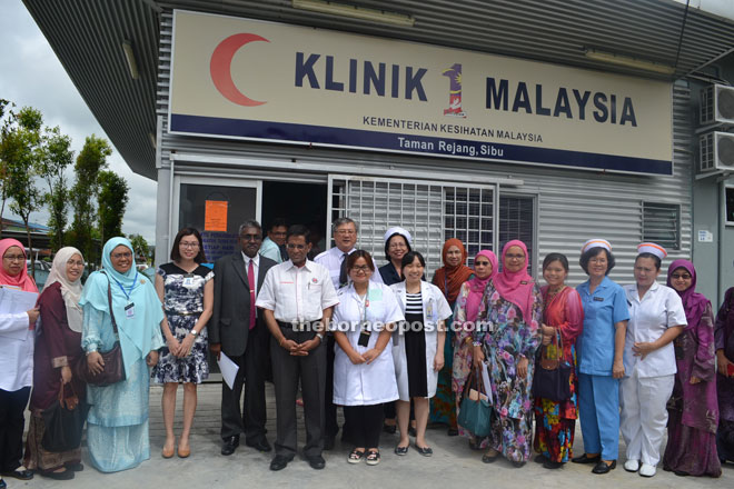 Dr Subramaniam (fifth left) with his entourage and staff of K1M Rejang Park.