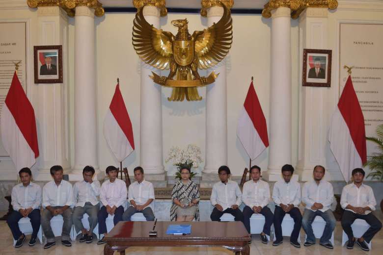 Indonesian Foreign Minister Retno Marsudi (centre) with the freed Indonesian sailors at the Foreign Ministry office in Jakarta on May 2, 2016. - AFP Photo