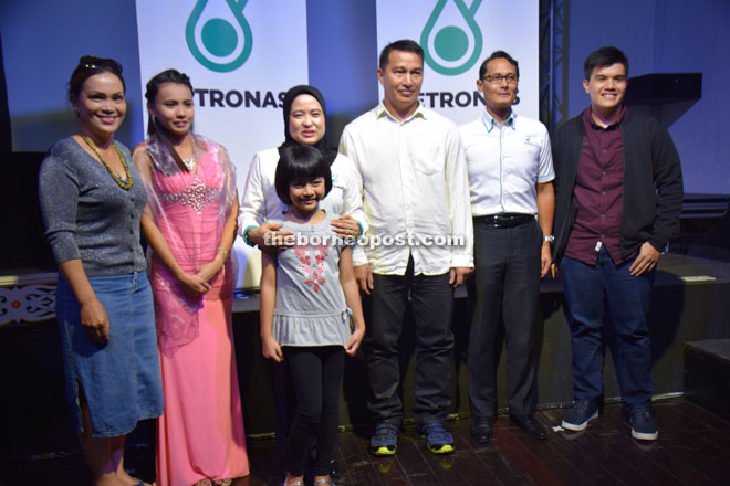 (From left) Emilyn (Renai’s mother), Lydiawati (older Renai), Zahariah, Julian (Renai’s father), Philip (right) and Anastazia as Renai (front). 