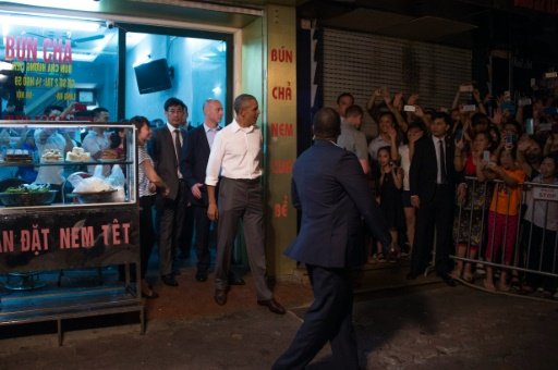 US President Barack Obama (C) departs after eating dinner at Bun cha Huong Lien with CNN's Anthony Bourdain in Hanoi. - AFP Photo