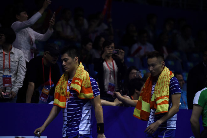Fu Haifeng (left) and Zhang Nan of China reacting after their men’s doubles quarter finals group match against Lee Yong Dae and Yoo Yeon Seong of South Korea in the Thomas Cup. — AFP photo