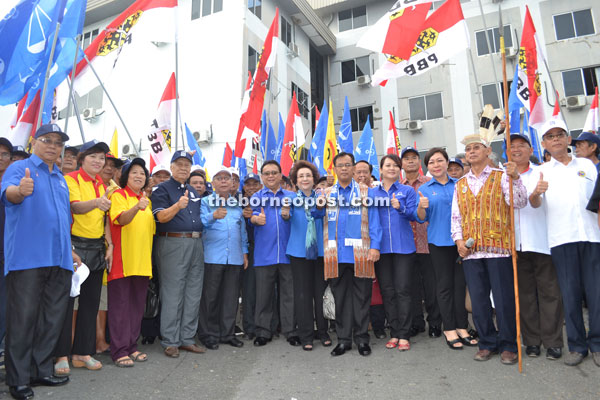 We support – Jamit (sixth right) with BN and community leaders during the ‘BN Parade’ in Kapit town recently. 