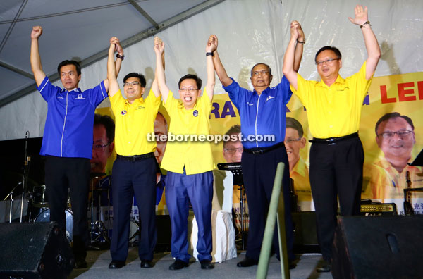Adenan (second right) joins the candidates in a show of unity. From right are Lo, Dr Sim, Pau and Yap.