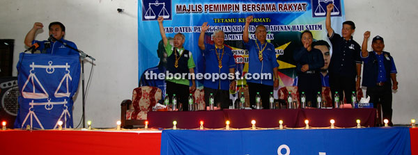 Miro (left) leads the Hidup Barisan battlecry, joined in by (from second left) Dawos, Manyin, Adenan and others. — Photo by Muhd Rais Sanusi