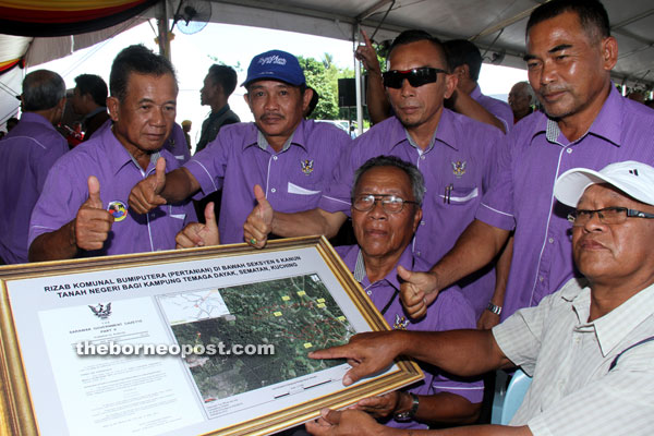 Villagers from Kampung Temaga Dayak, Sematan, express their gratitude on the issuance of a communal reserves land title for areas amounting to some 62ha.