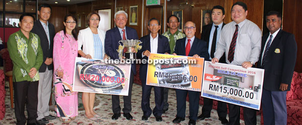 KGS captain Ling (fifth left) receives the challenge trophy from Sarudu  (centre) while Liew (fourth right), Marie Lim (fourth left) and Steven Hii (second right) hand over the sponsorship as KGS’ new general manager K R Devindran and the organising committee members look on.