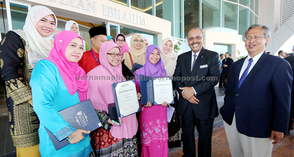 Ali Hamsa (second right) and UTHM vice-chancellor Prof Datuk Dr Mohd Noh Dalimin (right) share a light moment with excellent service award recipients at Universiti Tun Hussein Onn Malaysia. — Bernama photo