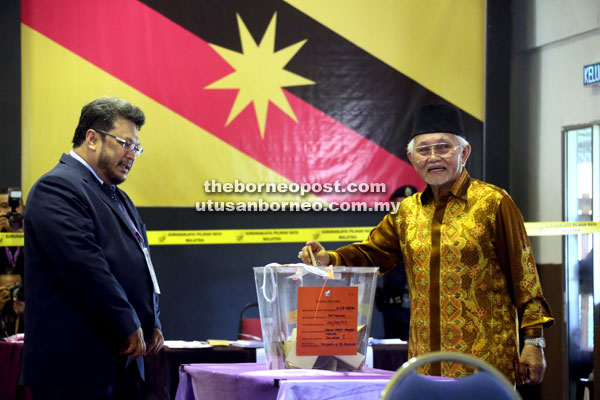 TUNAI TANGGUNGJAWAB: Tun Taib mengundi di Pusat Mengundi Dewan Datuk Merpati Jepang di Kuching, semalam.