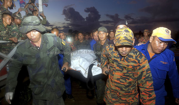 The SAR team brings the fifth body to Lingga jetty. — Bernama photo