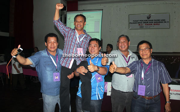 Henry (second left) gets lifted by his supporters after he was announced the winner. Also in the photo are (from right) PBB Tasik Biru chief John Nyigor and Mas Gading MP Anthony Nogeh Gumbek, who is also SPDP secretary-general.